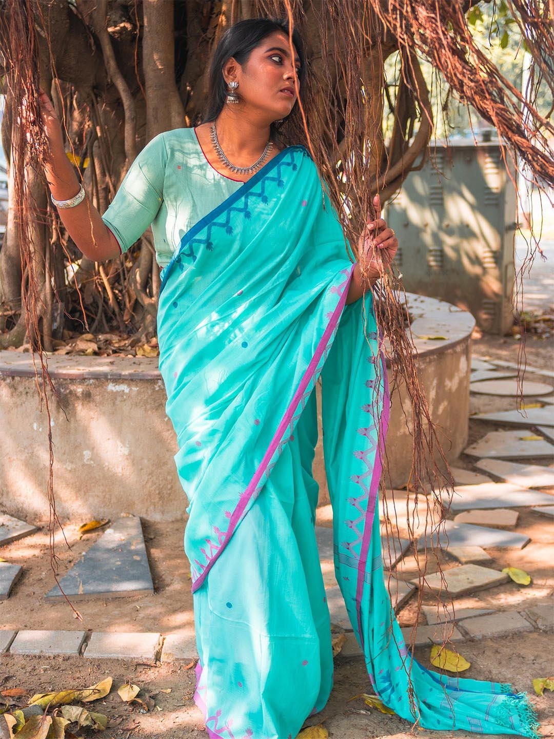 

Uttariya Jamdani Woven Cotton Saree, Turquoise blue
