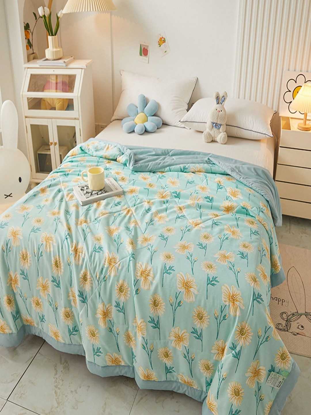 

JC HOME Blue & Cream-Coloured Floral Printed AC Room 300 GSM Double Bed Quilt