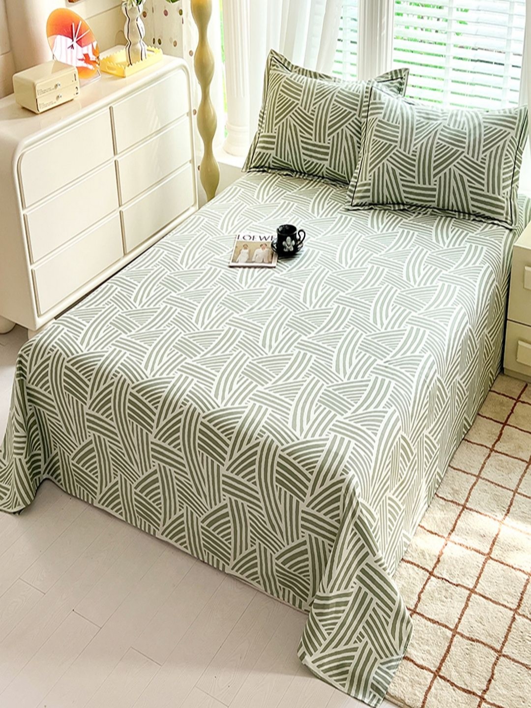 

JC HOME Green & White King Bedsheet with 2 Pillow Covers