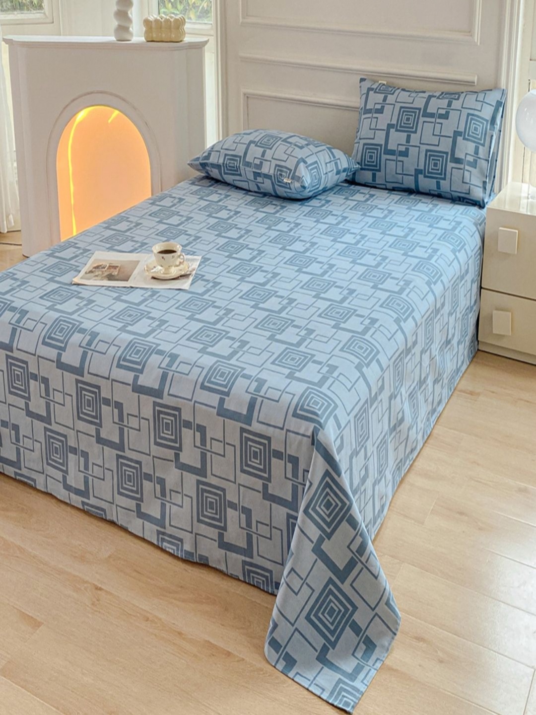 

JC HOME Blue & White Geometric 150 TC Double King Bedsheet Set-2 m x 2.30 m