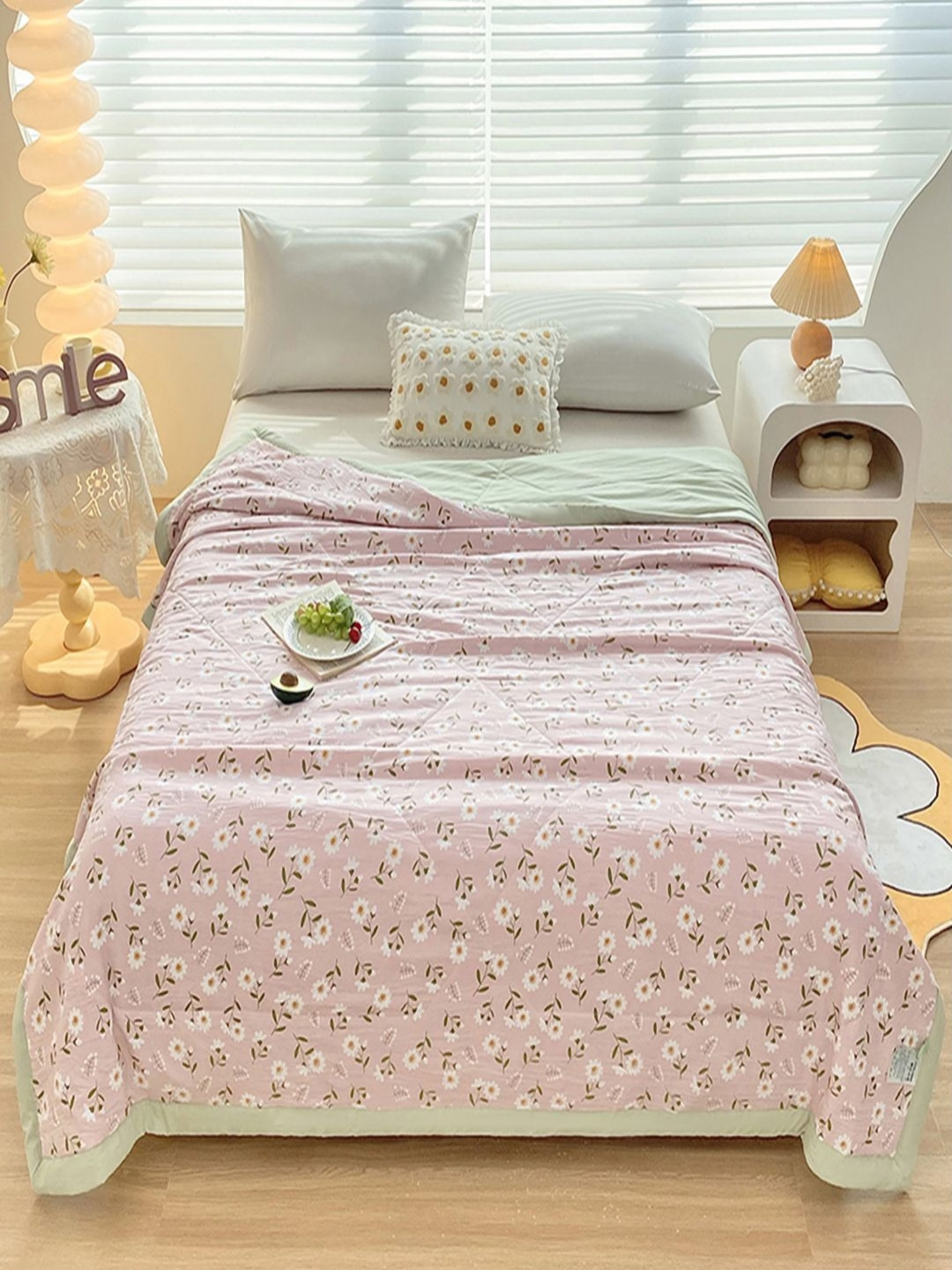 

JC HOME Pink & White Floral AC Room 300 GSM Double Bed Quilt