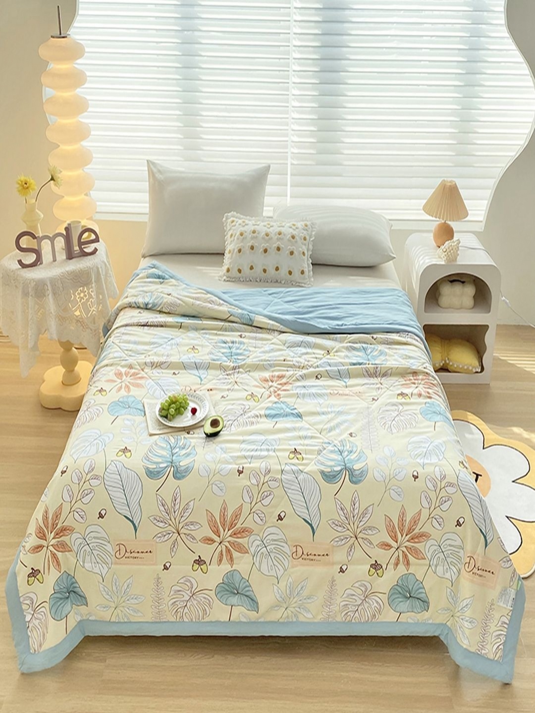 

JC HOME Cream-Coloured & Blue Floral AC Room 300 GSM Double Bed Quilt