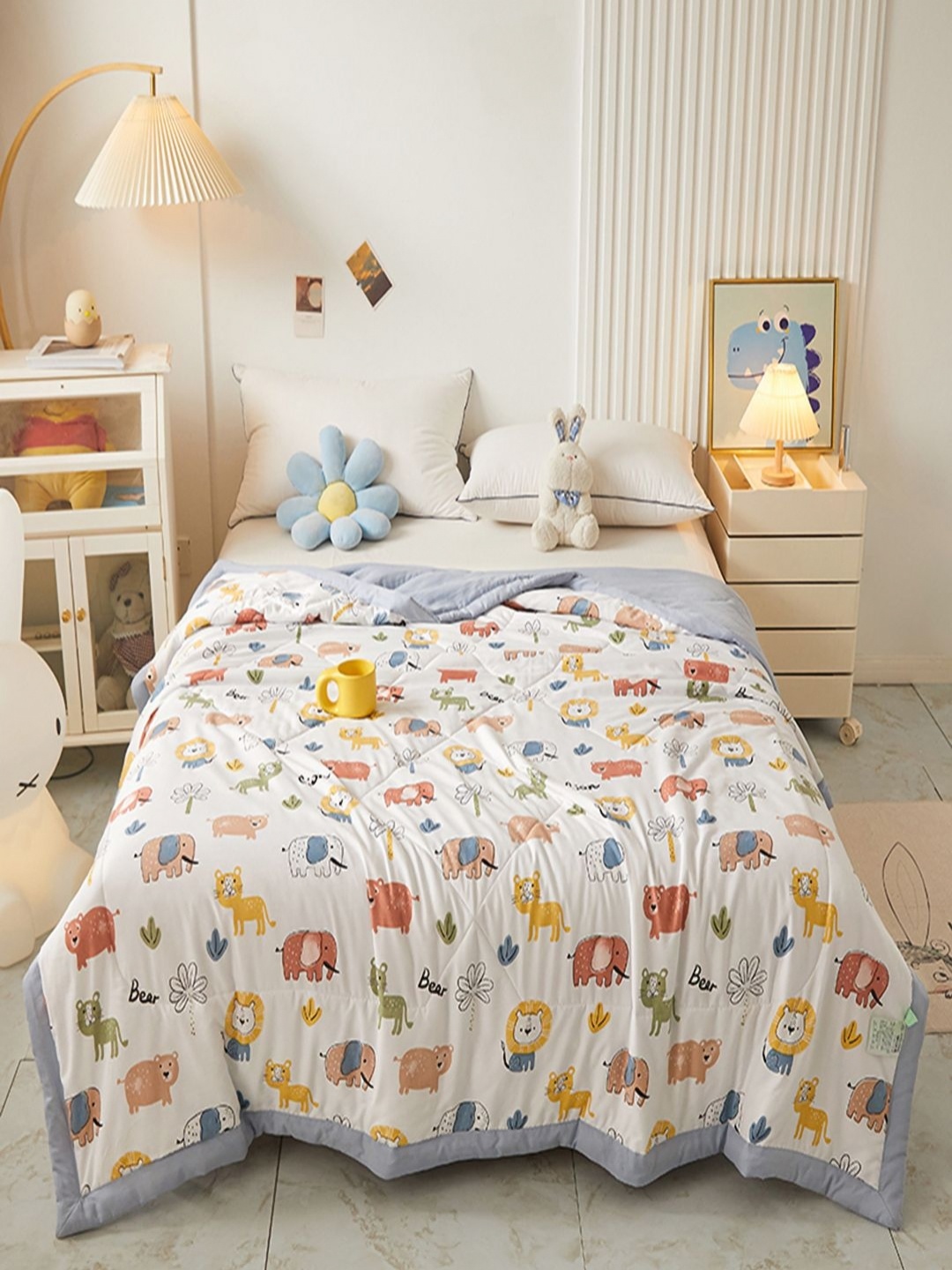 

JC HOME White & Red Floral AC Room 300 GSM Single Bed Quilt