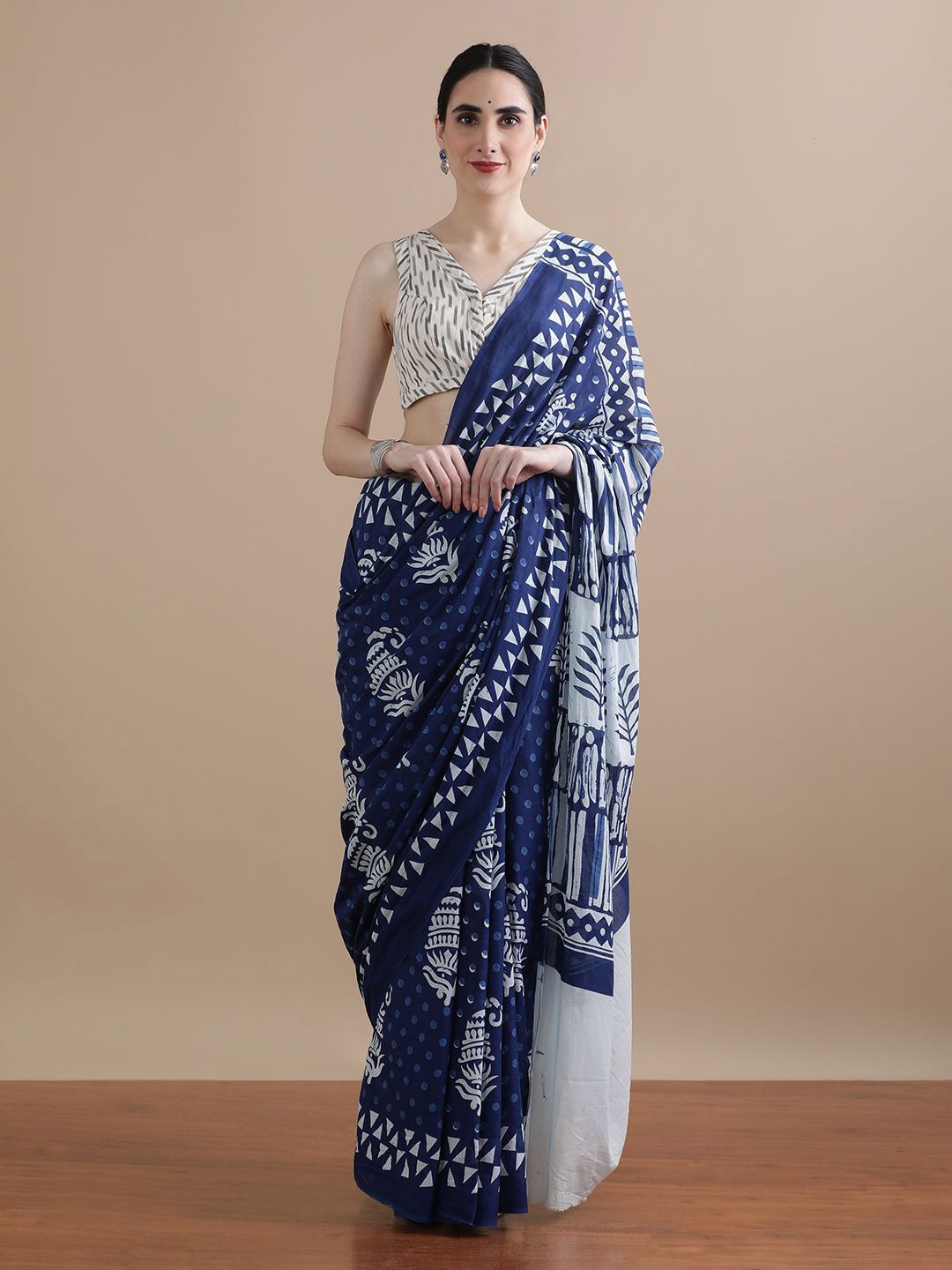 

Jaipur Kurti Floral Printed Pure Cotton Saree, Navy blue