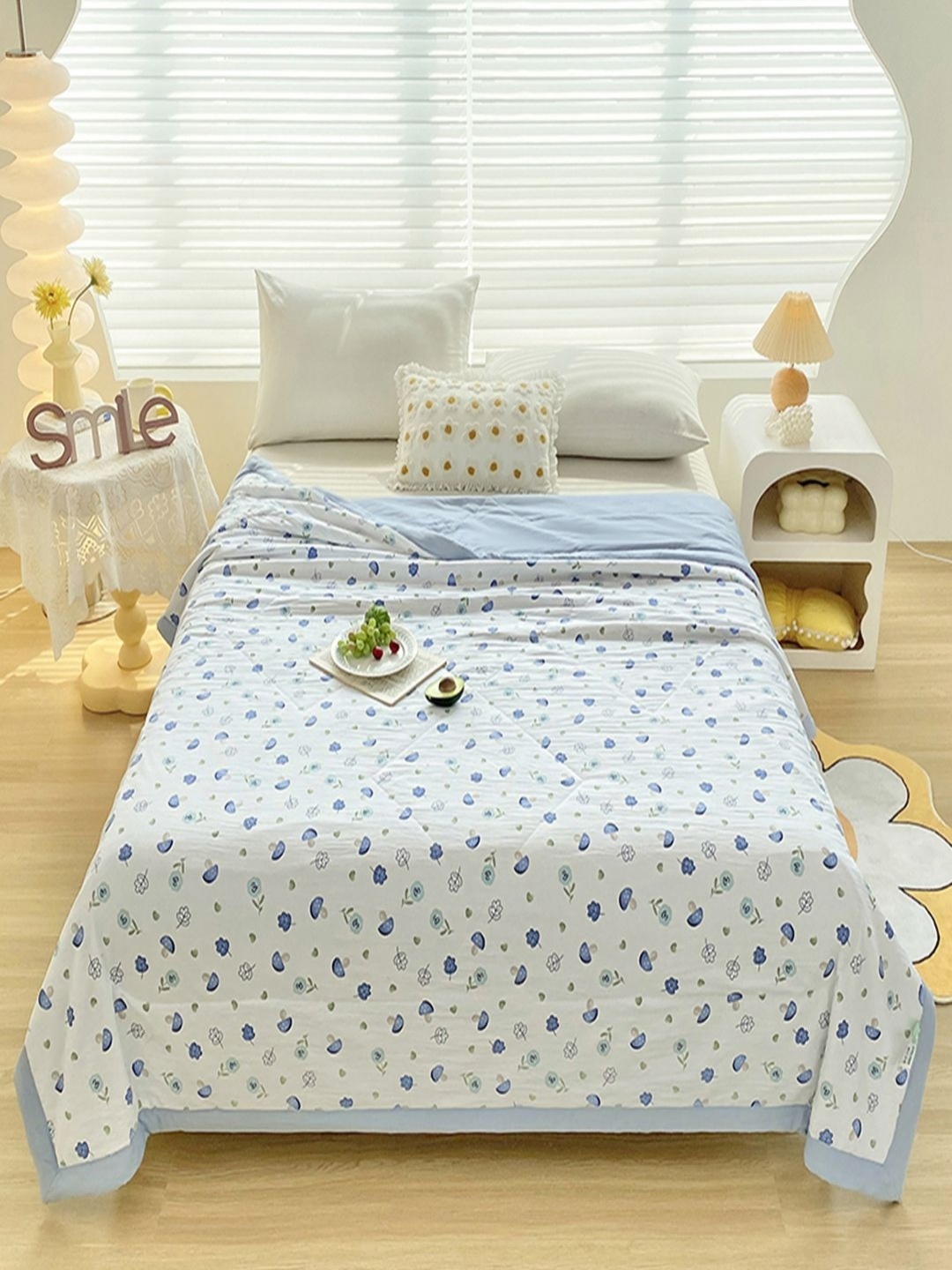 

JC HOME White & Blue Geometric AC Room 300 GSM Double Bed Quilt
