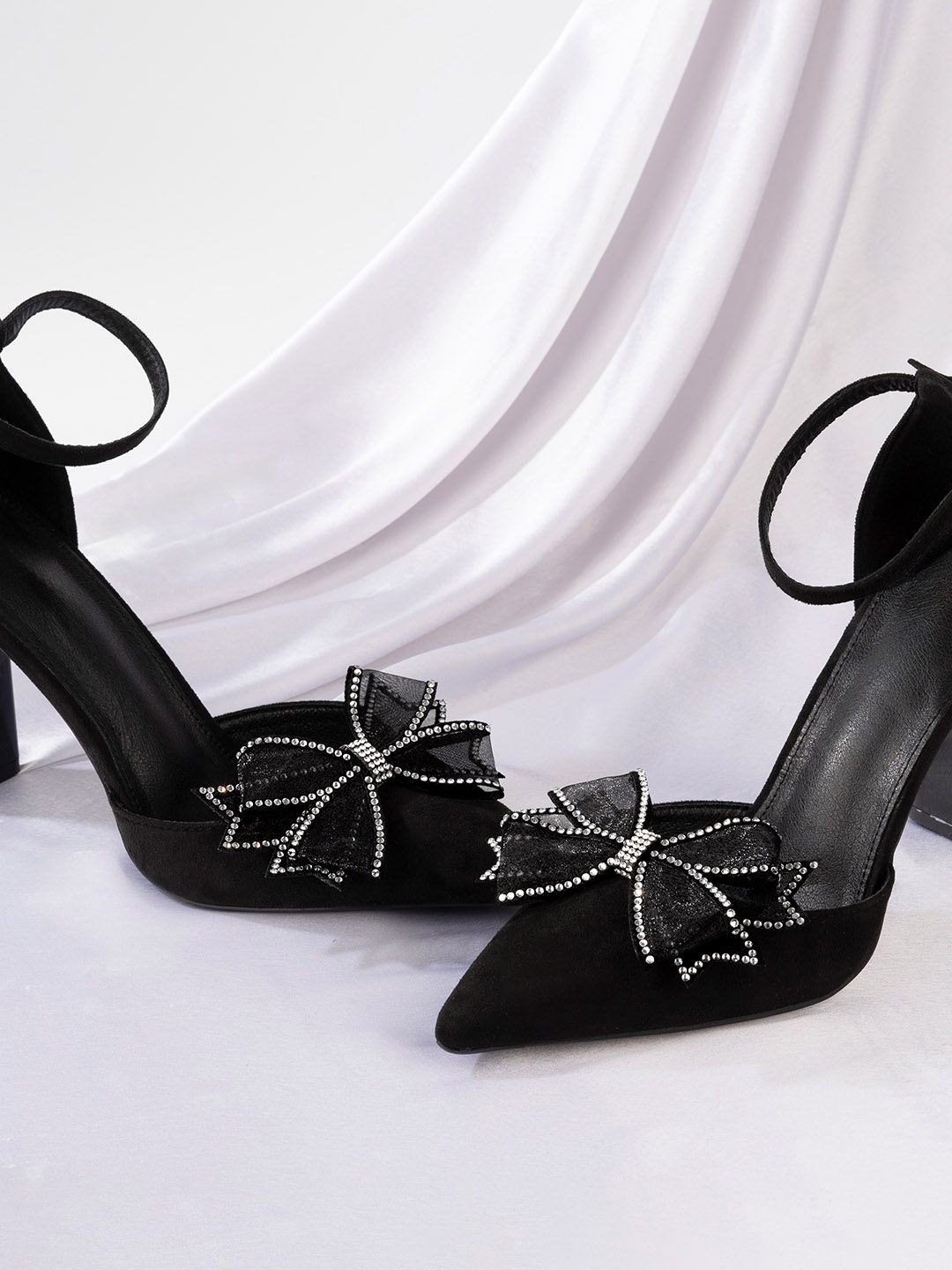 

JOKER & WITCH Sparkle Knot Shoe Charm Jibbitz, Black