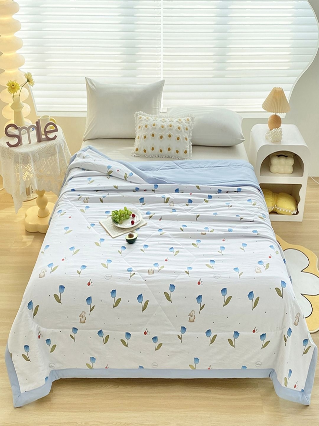 

JC HOME Blue & White Floral AC Room 300 GSM Double Bed Quilt