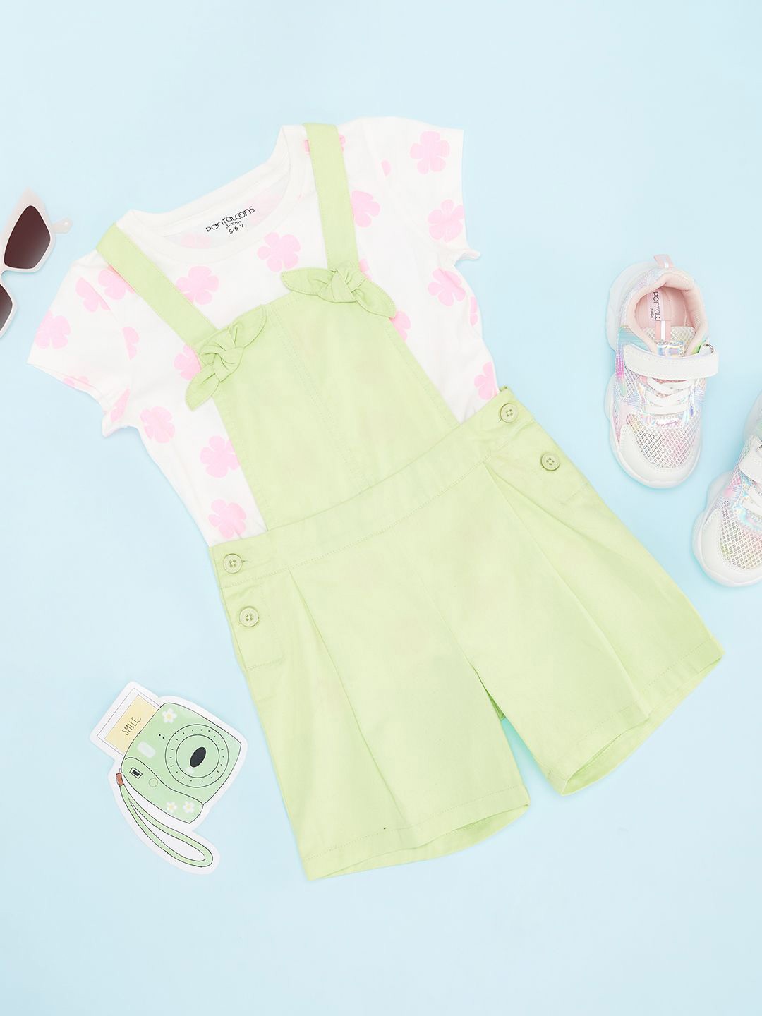 

Pantaloons Junior Girls Floral Printed Cotton T-Shirt & Dungaree Set, Green