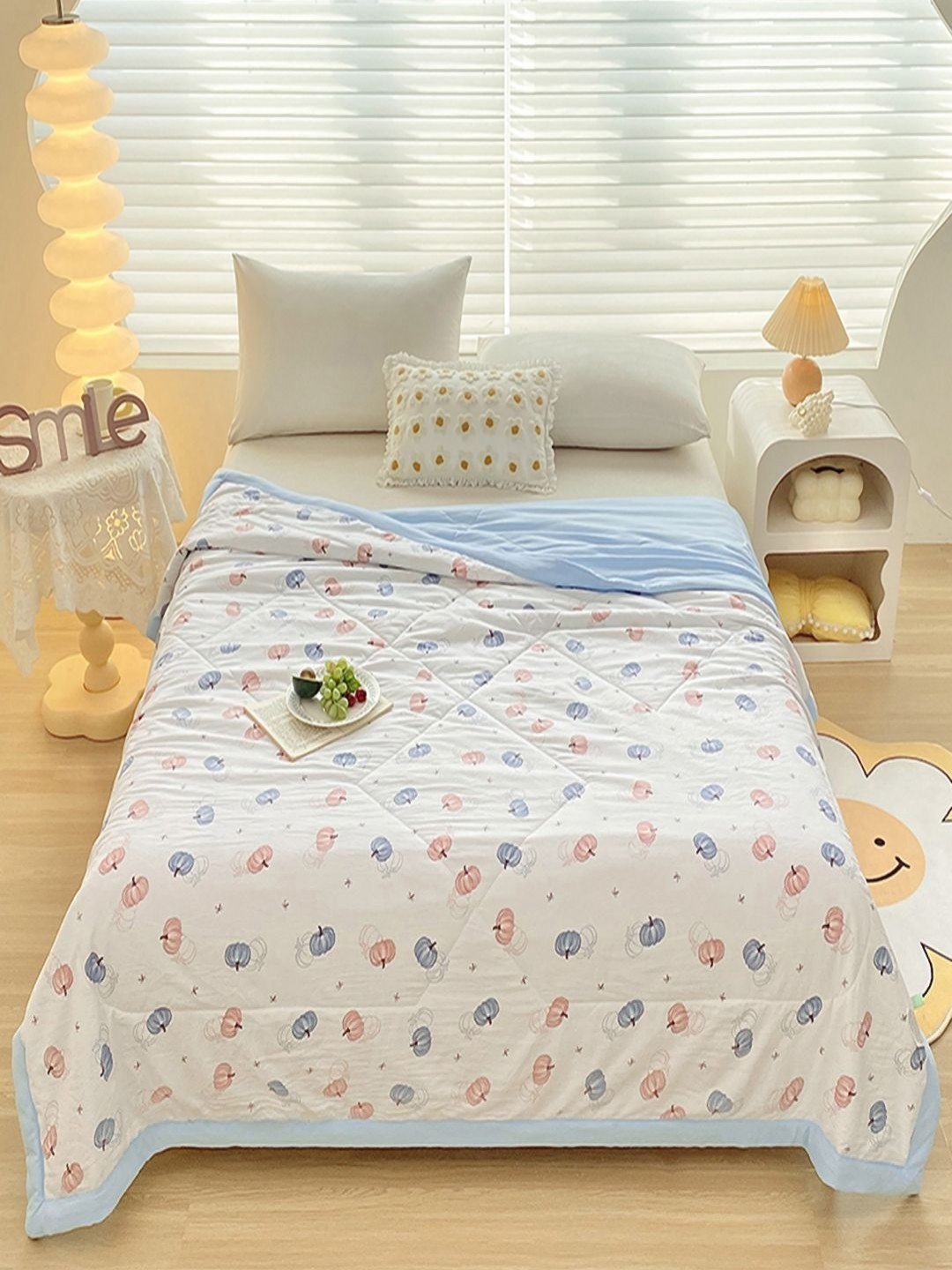 

JC HOME White & Blue Geometric AC Room 300 GSM Double Bed Quilt