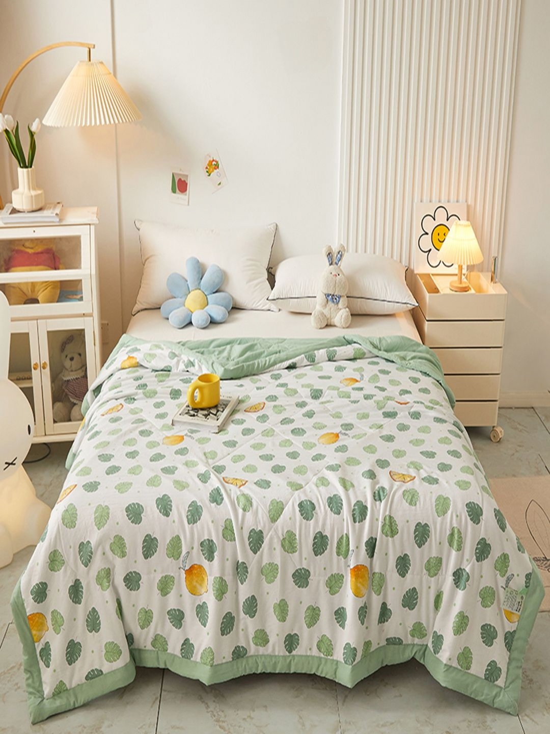 

JC HOME Green & White Leaves Printed AC Room 300 GSM Single Bed Quilt