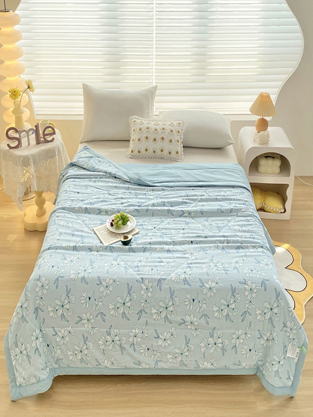 

JC HOME Blue & White Floral AC Room 300 GSM Double Bed Quilt