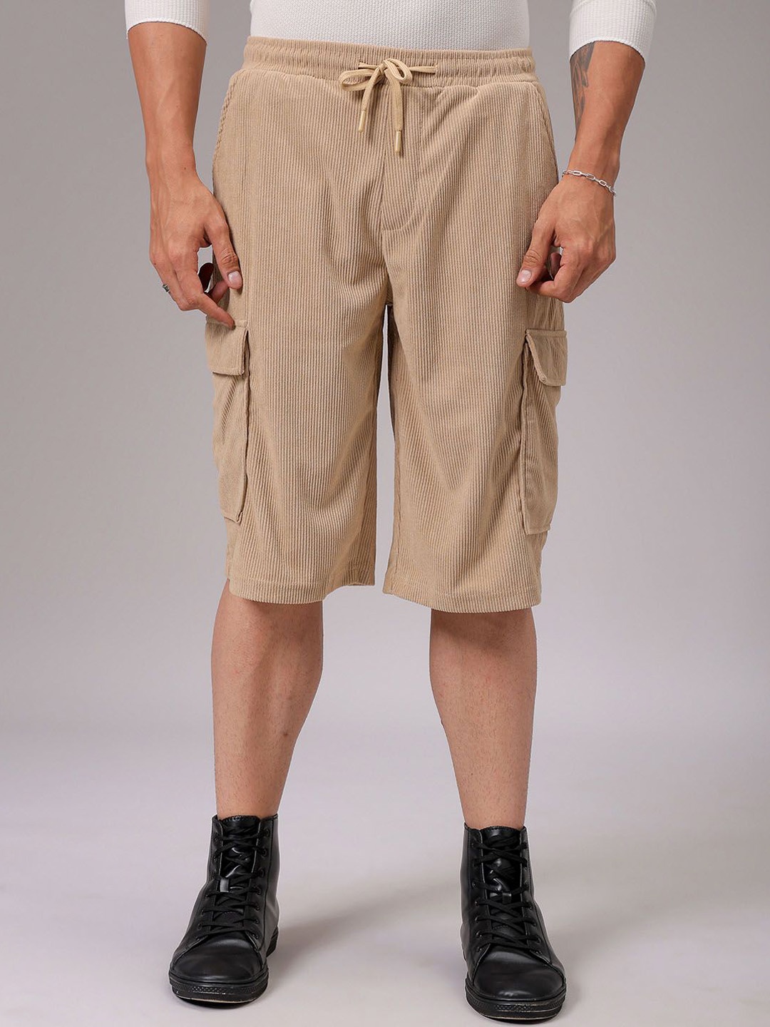 

The Indian Garage Co Men Loose Fit Ribbed Cargo Shorts, Brown