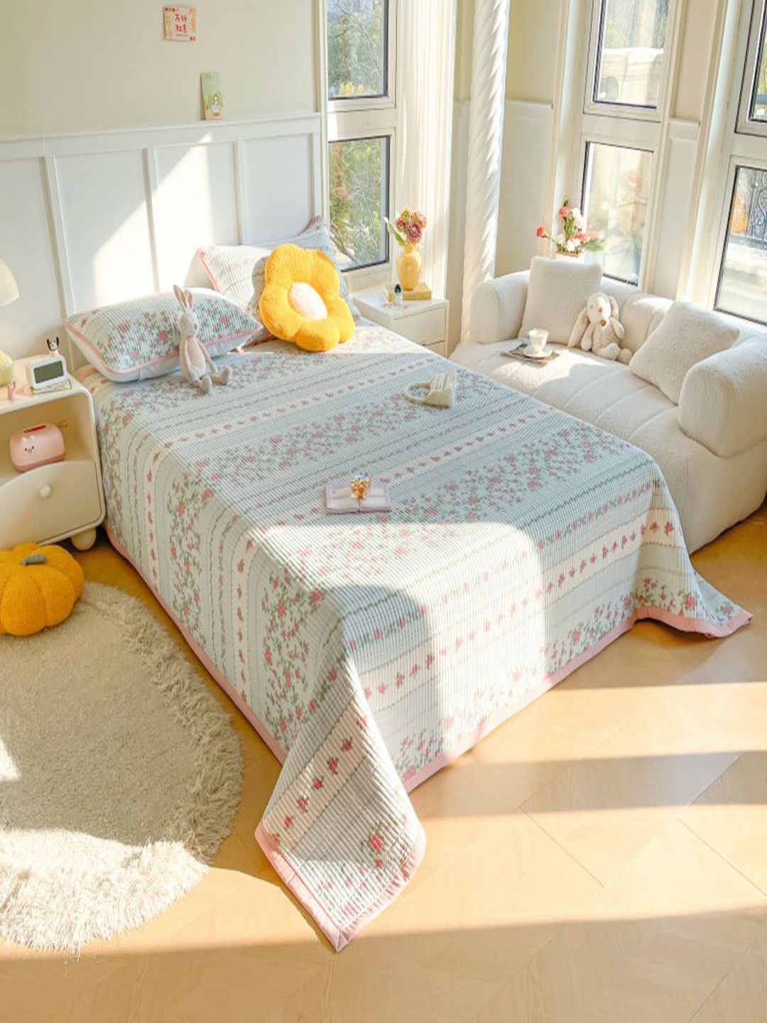 

JC HOME Light Blue & Pink Printed Double XL Bed Cover With Pillow Covers