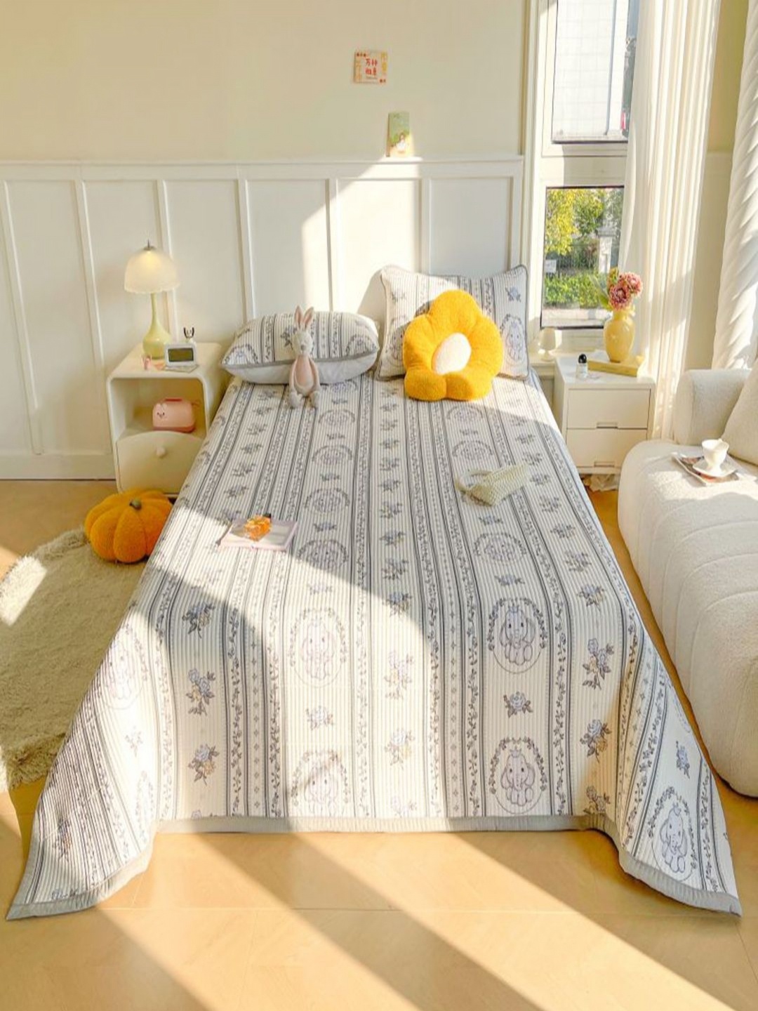 

JC HOME White & Grey Cartoon Printed Double Bed Cover With Pillow Covers