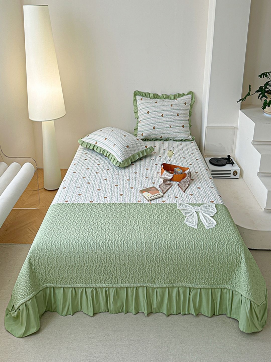 

JC HOME Green & White Gometric Printed Double Bed Cover With Pillow Covers
