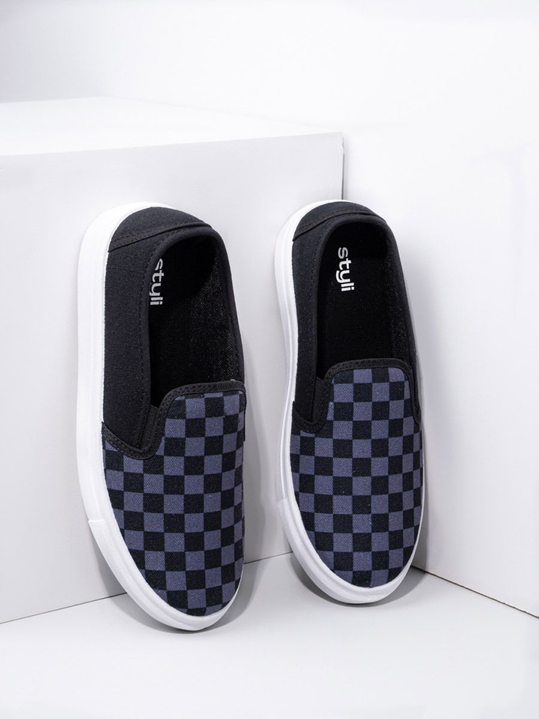 

Styli Men Grey Checkerboard Round Toe Comfort Insole Slip-On Sneakers