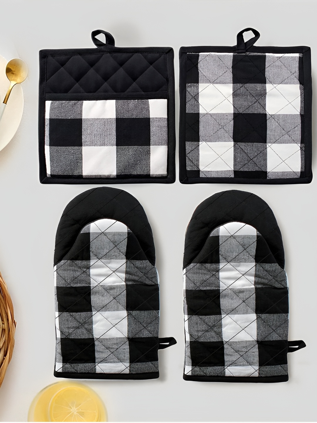 

Lushomes Black & White 4 Pieces Checked Pure Cotton Oven Gloves & Pot Holders