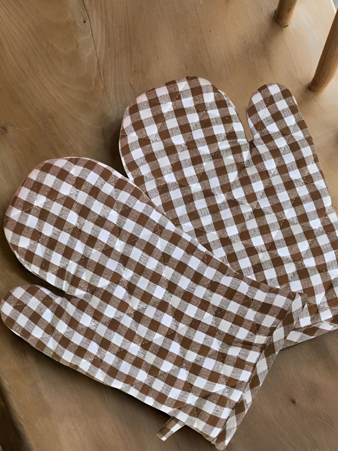 

Lushomes Brown & White 2 Pieces Checked Pure Cotton Oven Gloves