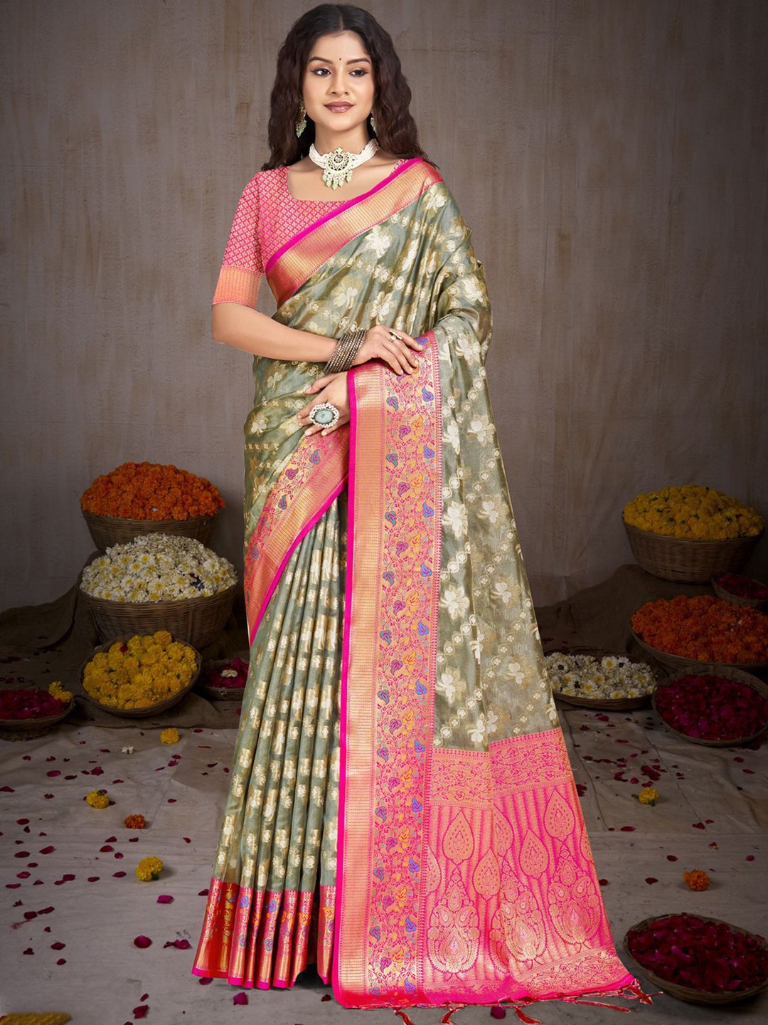 

Ishin Ethnic Motifs Zari Silk Blend Saree, Grey