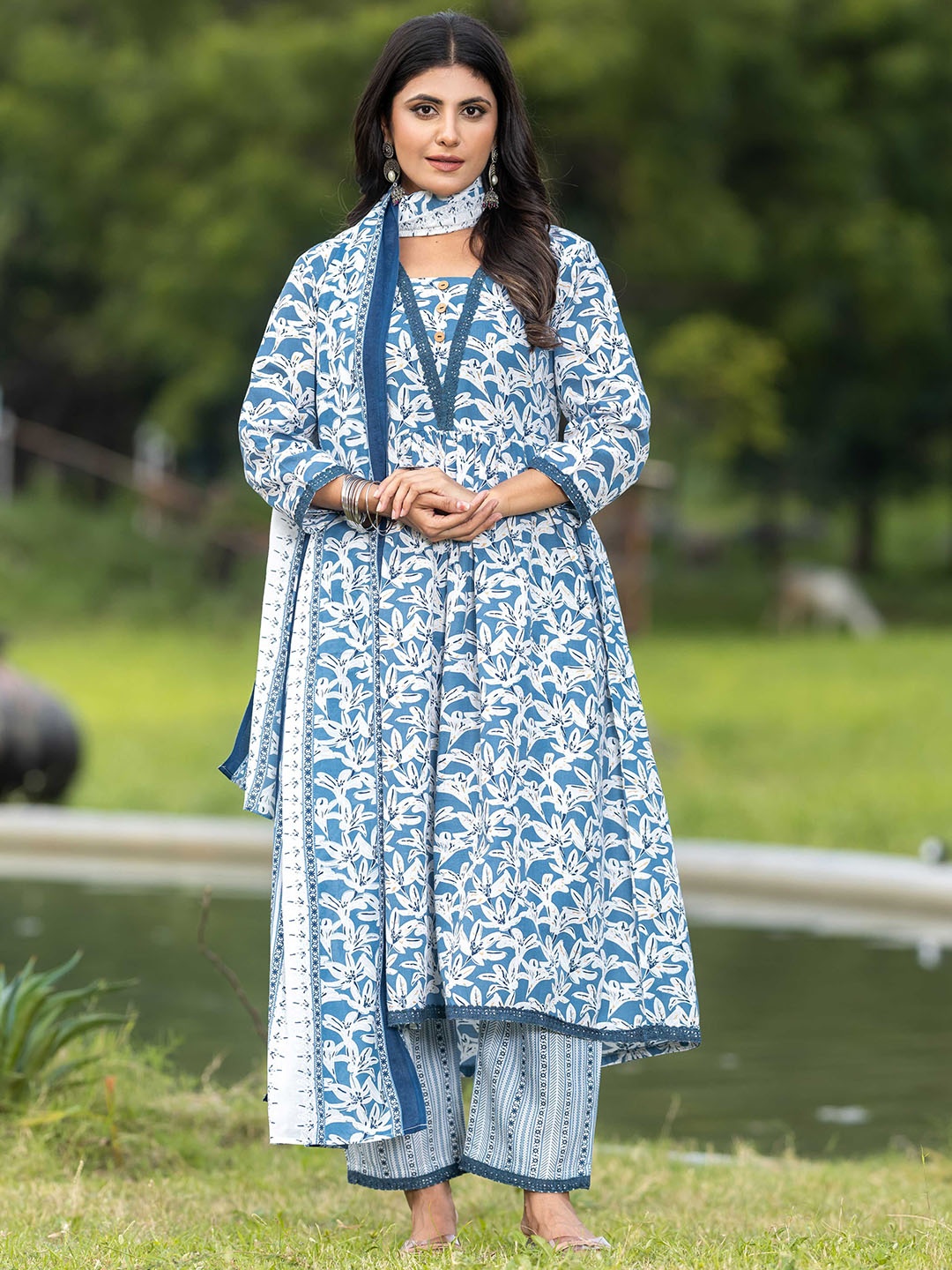 

VORHIZA Floral Printed Three-Quarter Sleeves Regular Anarkali Kurta & Trouser With Dupatta, Navy blue