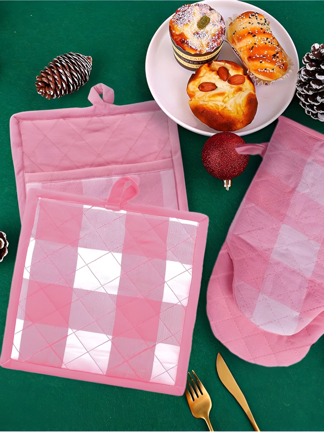 

Lushomes Pink & White 4 Pieces Checked Pure Cotton Oven Gloves With Pot Holders