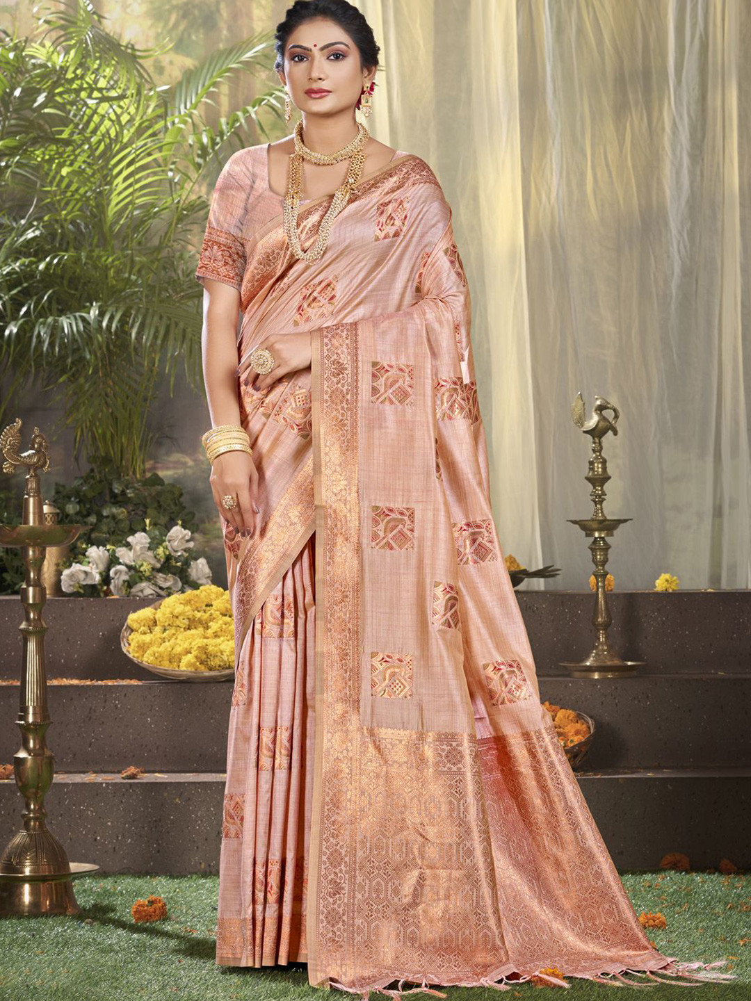 

Ishin Woven Design Zari Silk Blend Saree, Pink