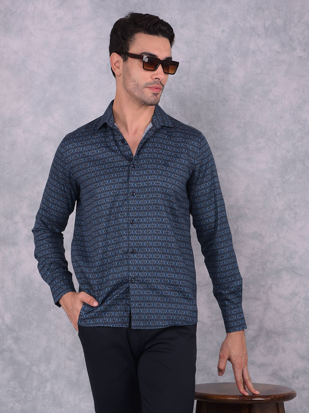 

Crimsoune Club Men Smart Spread Collar Checked Cotton Slim Fit Casual Shirt, Navy blue