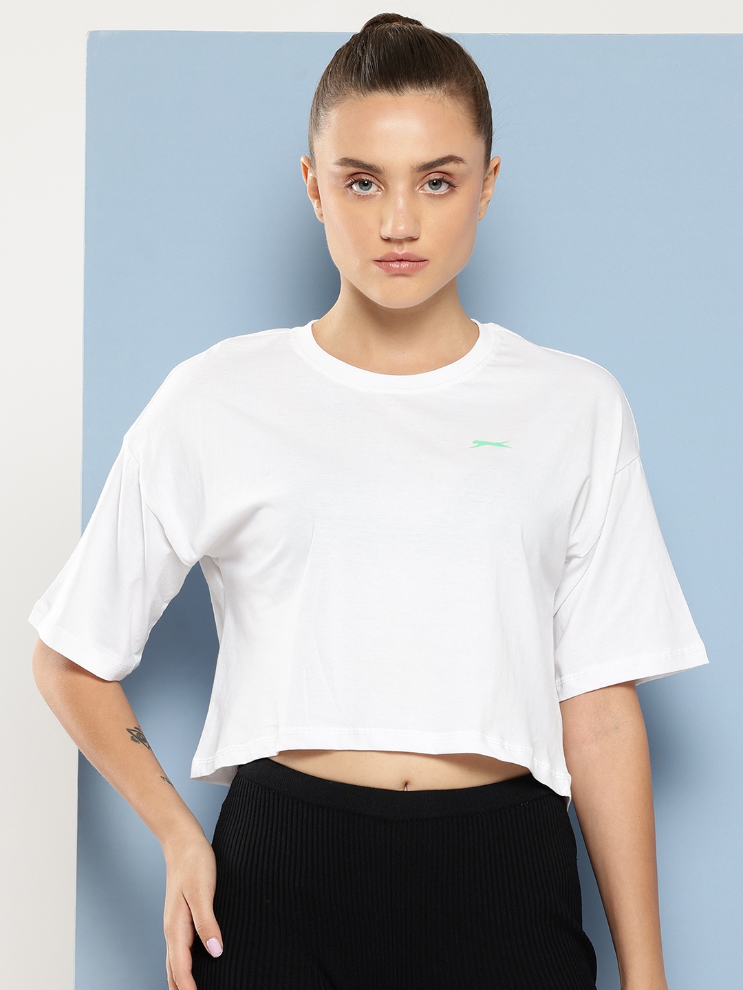 

Slazenger Brand Logo Print Drop-Shoulder Sleeves Pure Cotton Crop T-shirt, White
