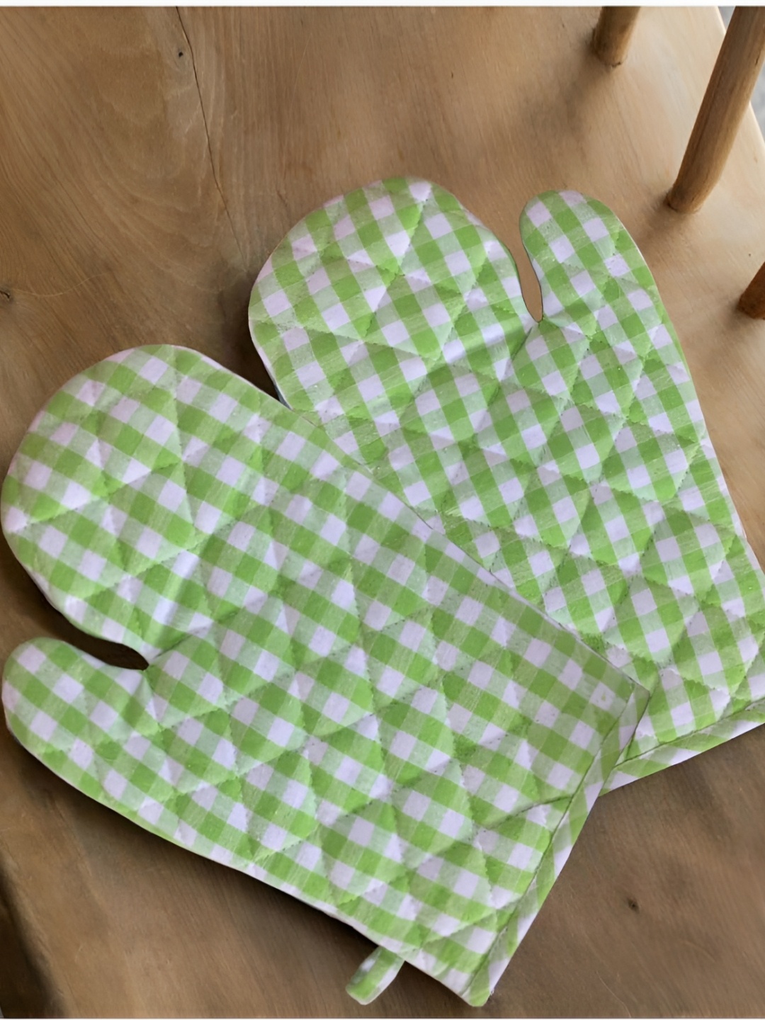 

Lushomes Green & White 2 Pieces Checked Pure Cotton Oven Gloves