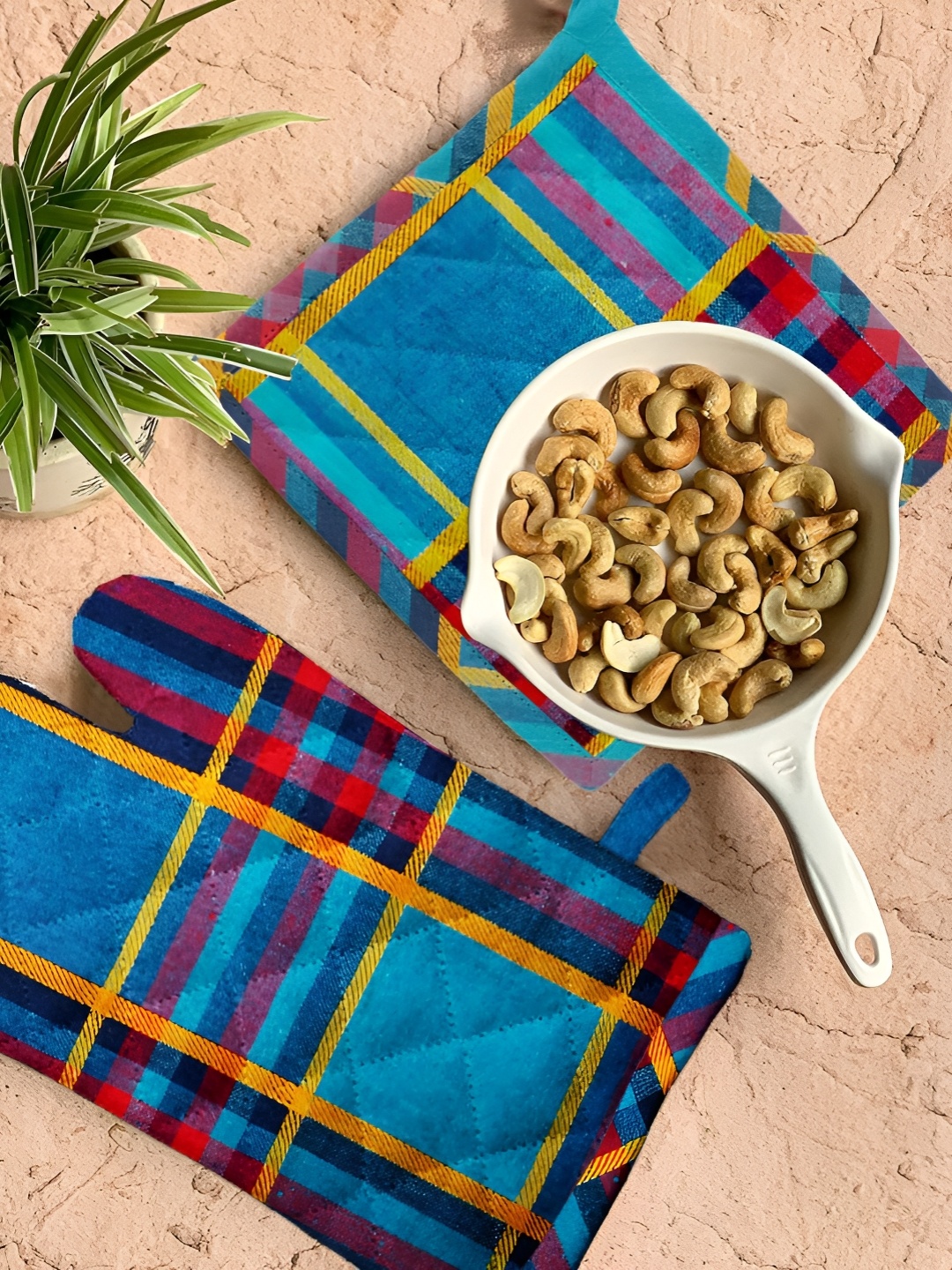 

Lushomes Green & Red 4 Pieces Checked Pure Cotton Oven Gloves & Pot Holders