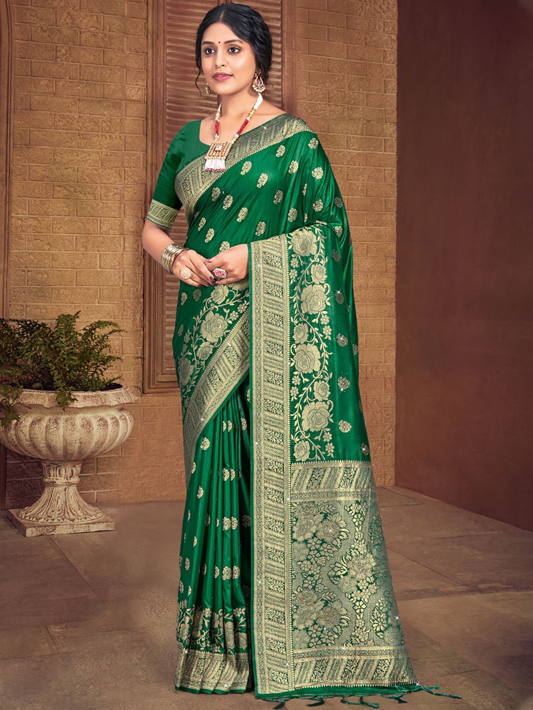 

Ishin Ethnic Motifs Zari Silk Blend Saree, Green