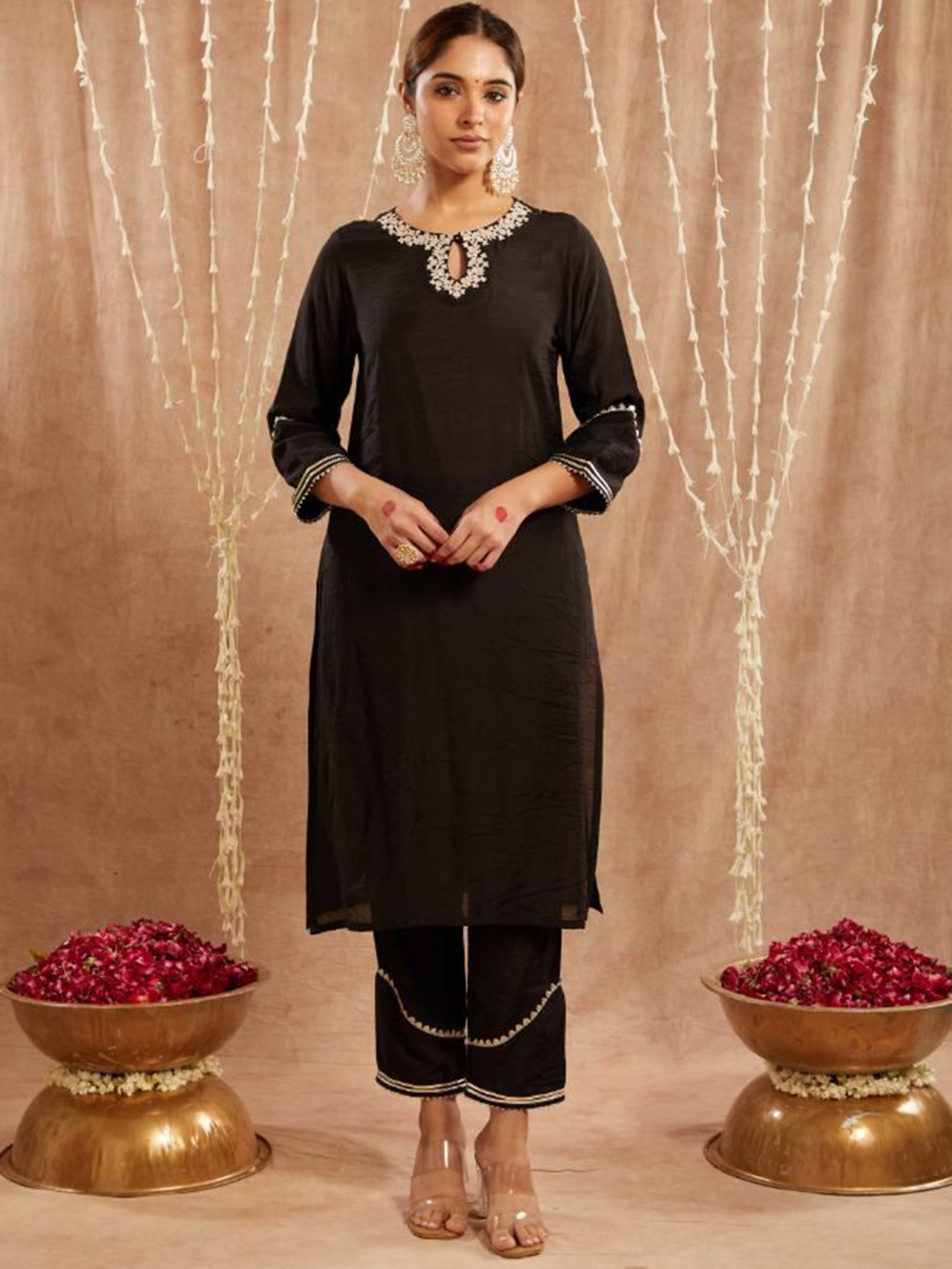 

NERO Keyhole Neck Chanderi Silk Straight Kurta, Black