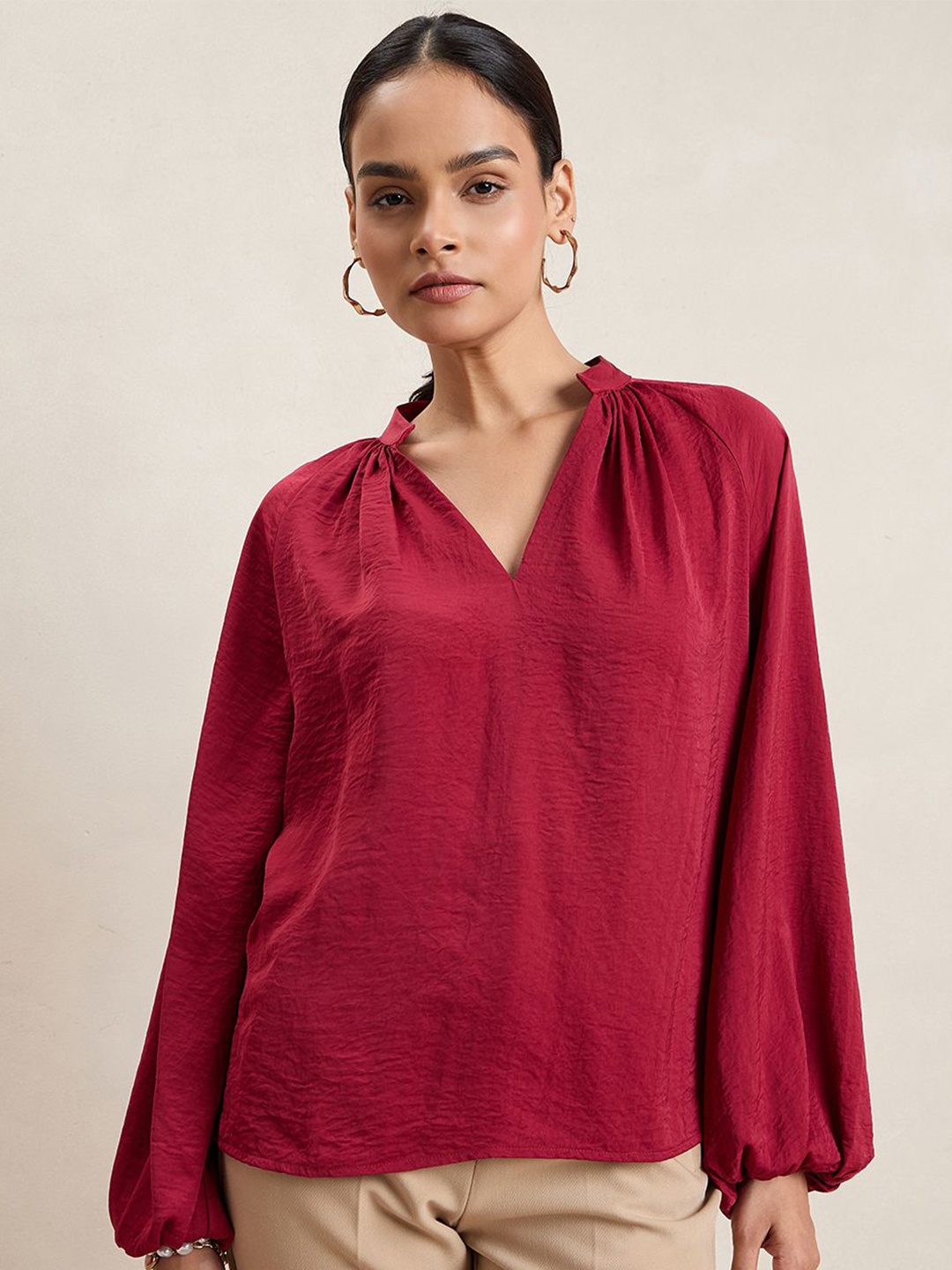 

FEMMELLA Women Satin V-Neck Top, Maroon