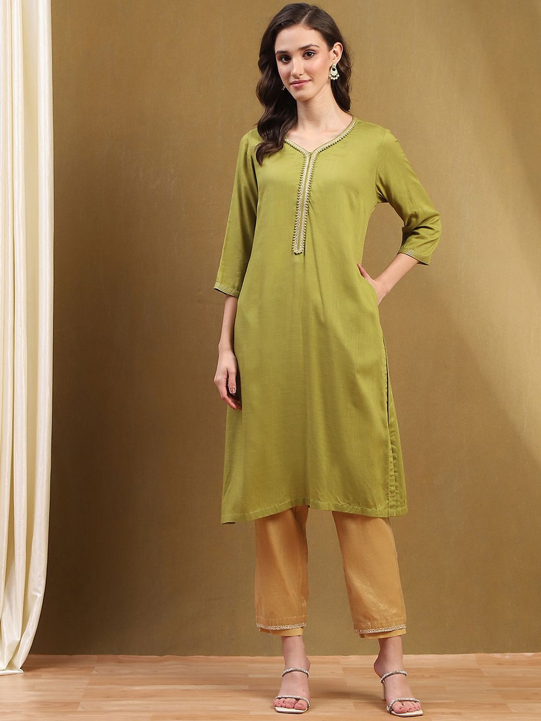 

Biba V-Neck Regular Straight Kurta, Green