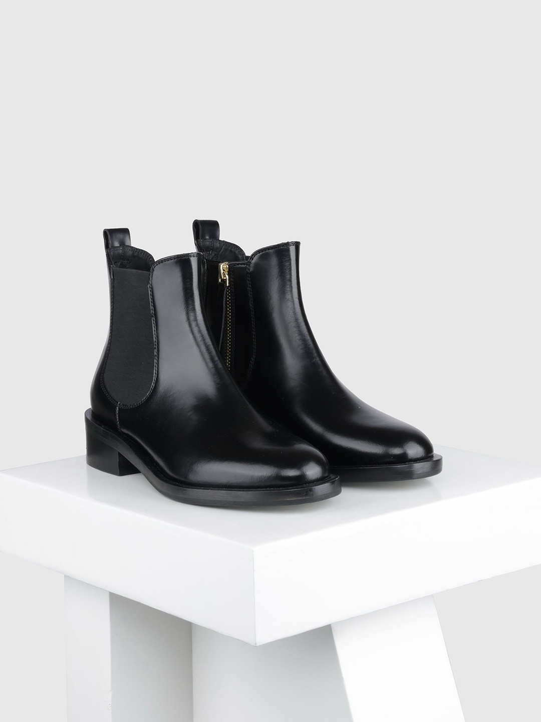

Oroh Women Chelsea Boots, Black