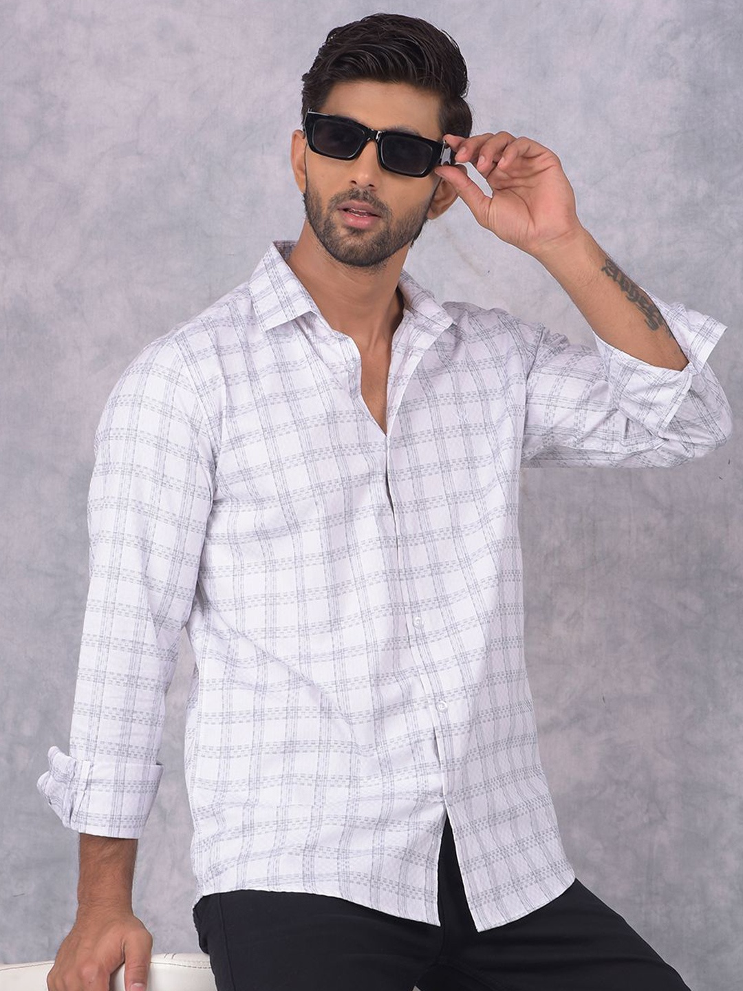 

Crimsoune Club Men Smart Spread Collar Tartan Checked Cotton Slim Fit Casual Shirt, White