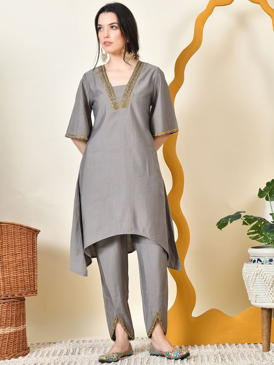 

Myshka Thread Work Kurta with Dhoti Pant, Grey