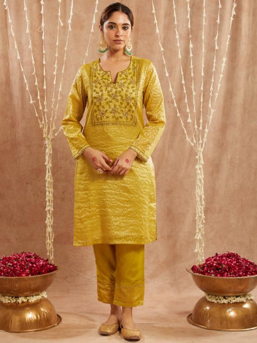 

NERO Notch Neck Embroidered Thread Work Straight Kurta, Yellow