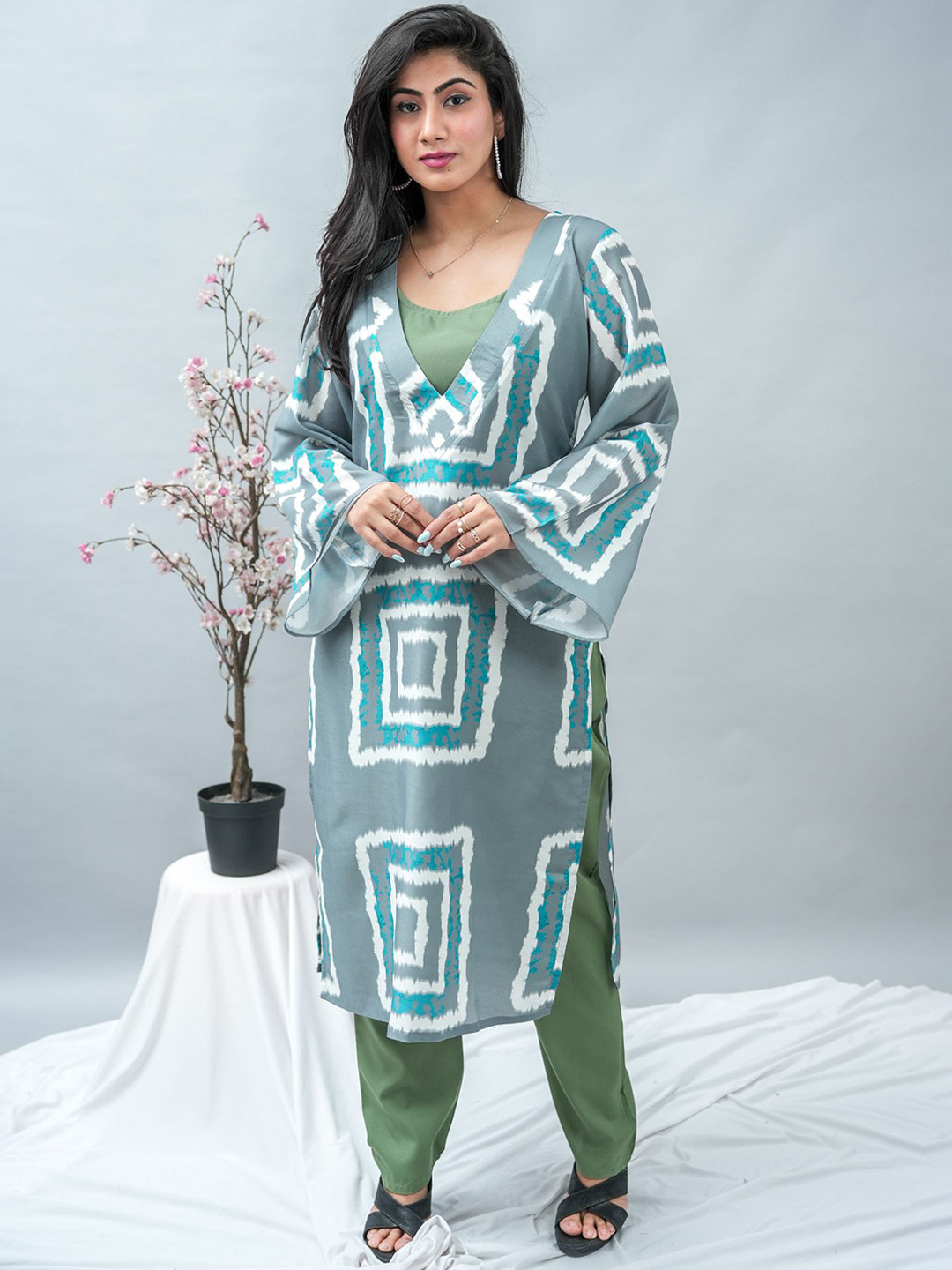 

GO BOUJEE Geometric Printed Pure Cotton Straight Kurta With Trouser, Grey