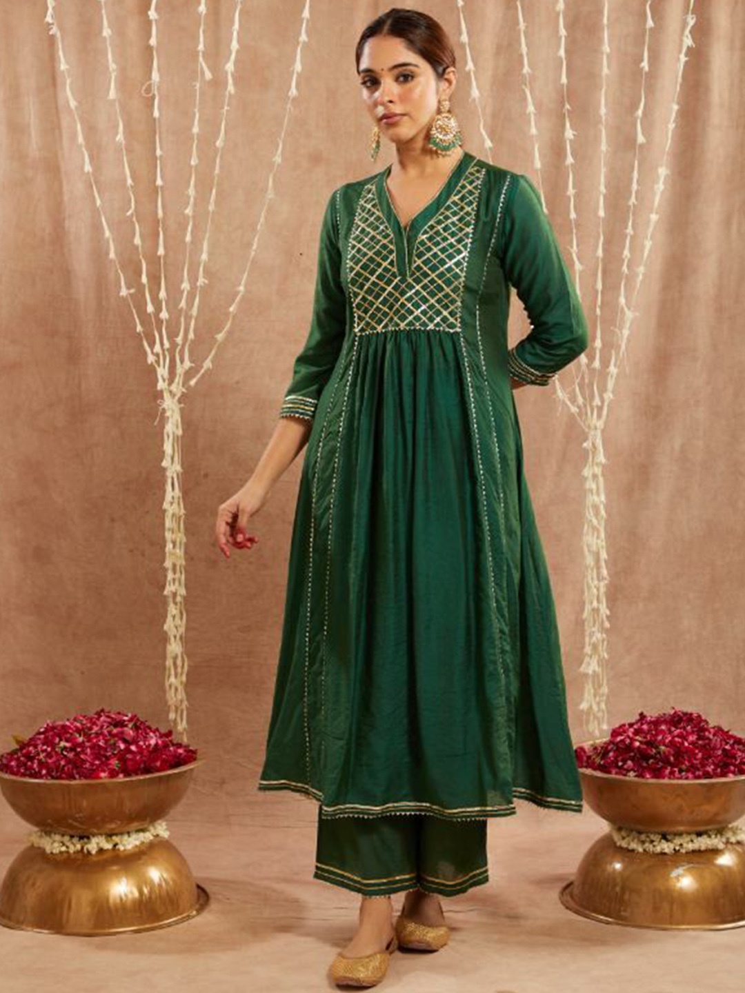 

NERO Gotta Patti V Neck handeri Silk A Line Kurta, Green