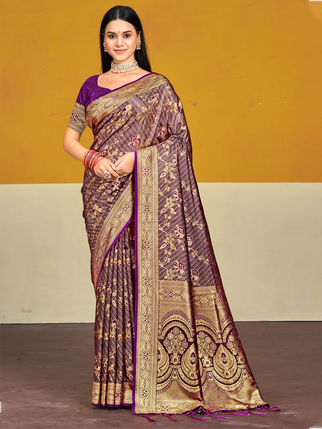 

Ishin Floral Zari Satin Saree, Burgundy