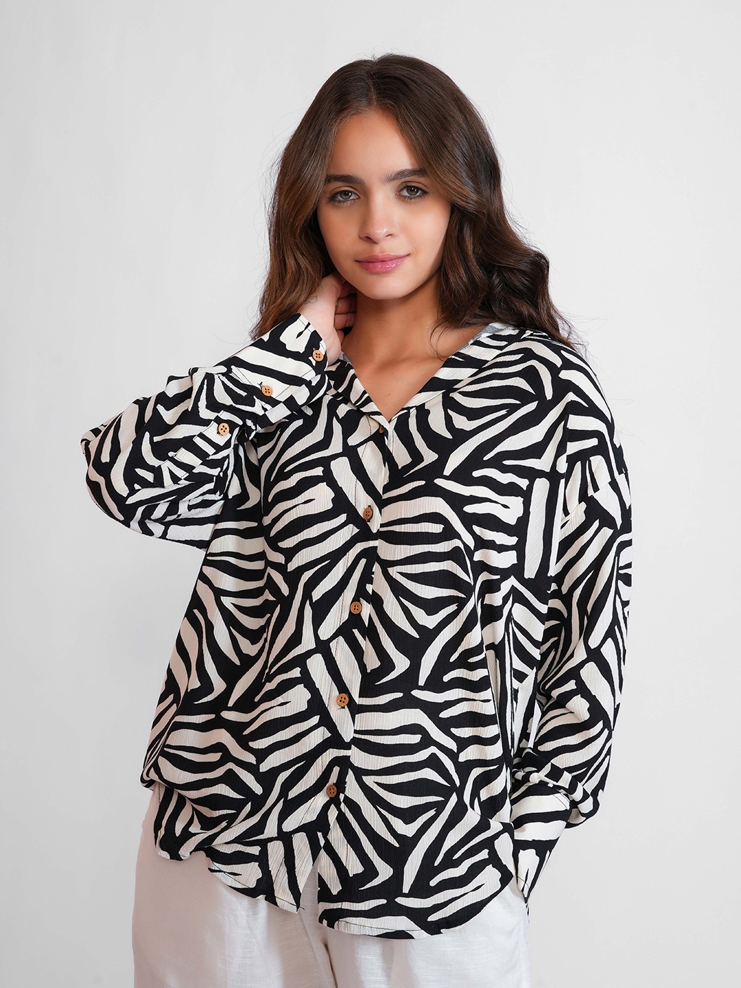 

DALCHINII Women Relaxed Spread Collar Abstract Printed Cotton Oversized Casual Shirt, Black