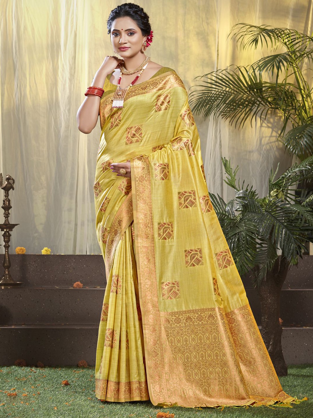 

Ishin Woven Design Silk Blend Saree, Yellow