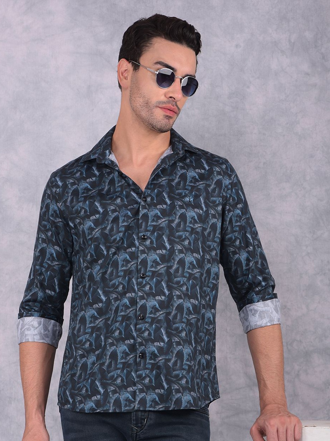 

Crimsoune Club Men Smart Spread Collar Abstract Printed Cotton Slim Fit Casual Shirt, Navy blue