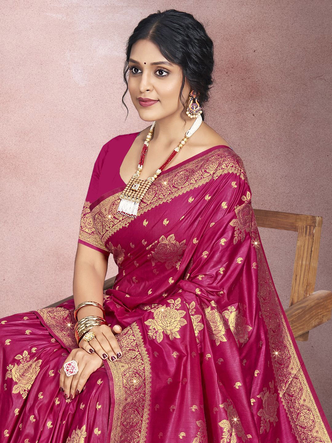 

Ishin Floral Zari Silk Blend Saree, Magenta