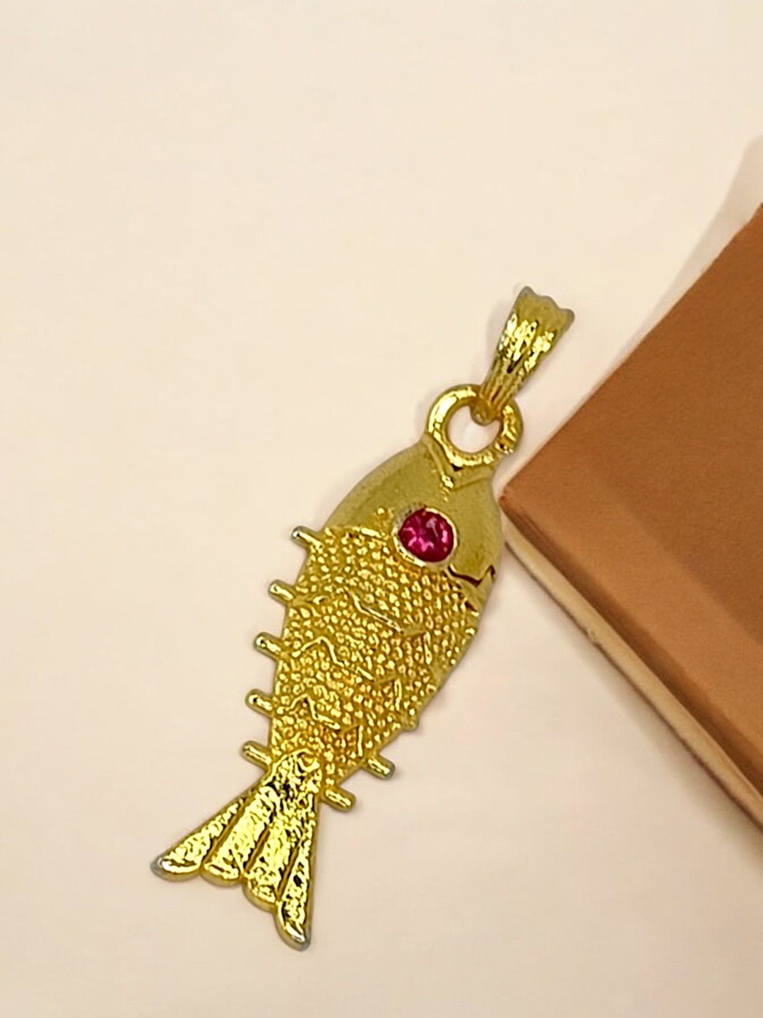 

9blings Men Gold-Plated Fish Pendant