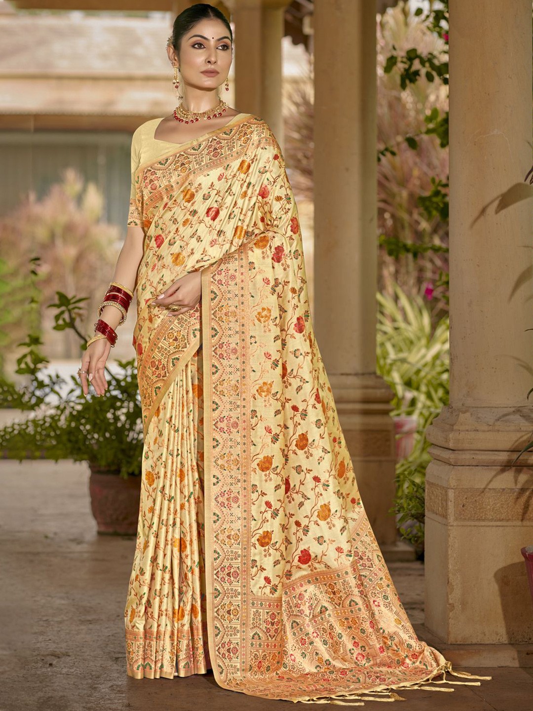 

Ishin Woven Design Zari Silk Blend Saree, Beige