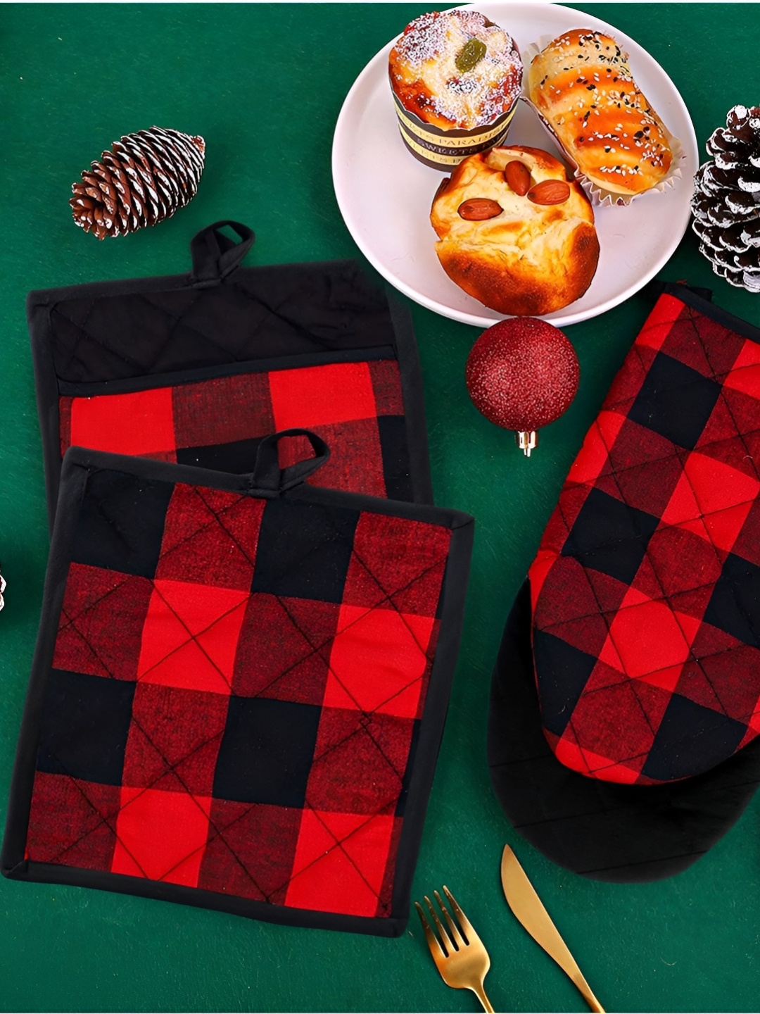 

Lushomes Red & Black 4 Pieces Checked Pure Cotton Oven Gloves With Pot Holders