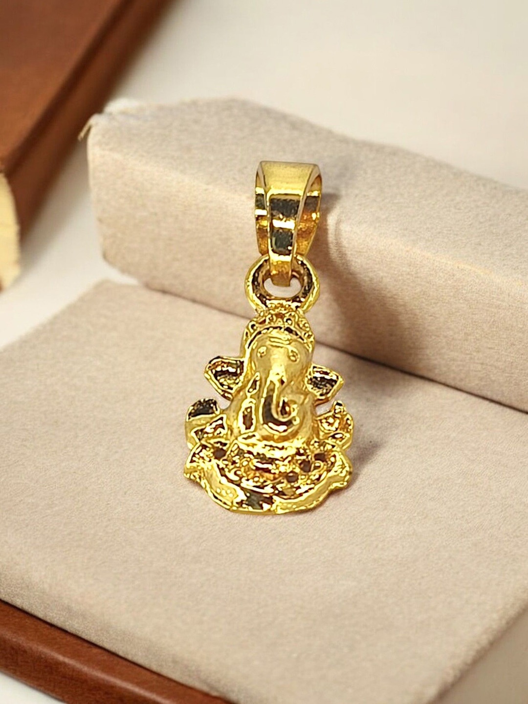 

9blings Men Gold-Plated Ganpati Pendant