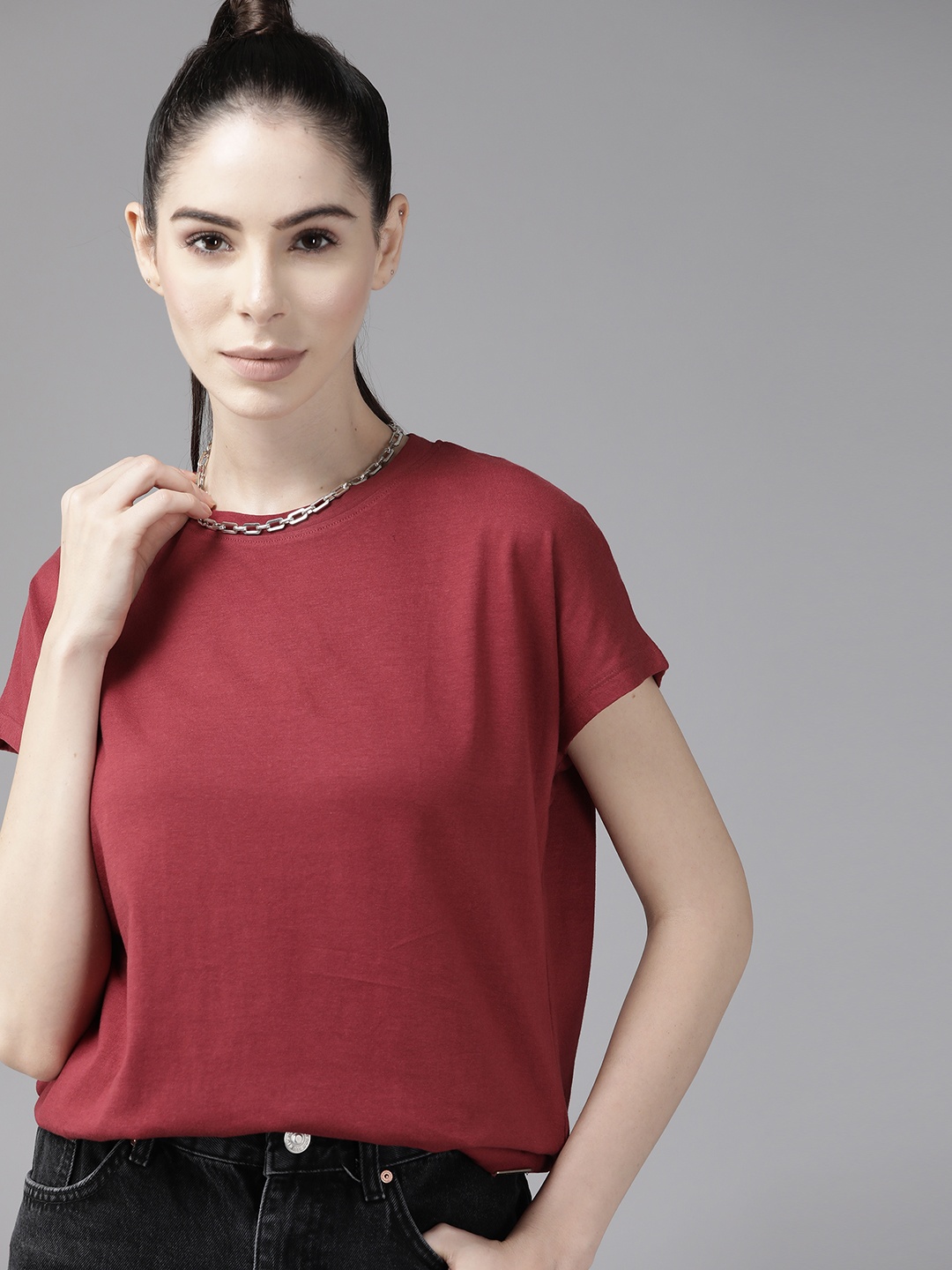 

The Roadster Lifestyle Co Women Maroon Solid Round Neck Pure Cotton Crop T-shirt